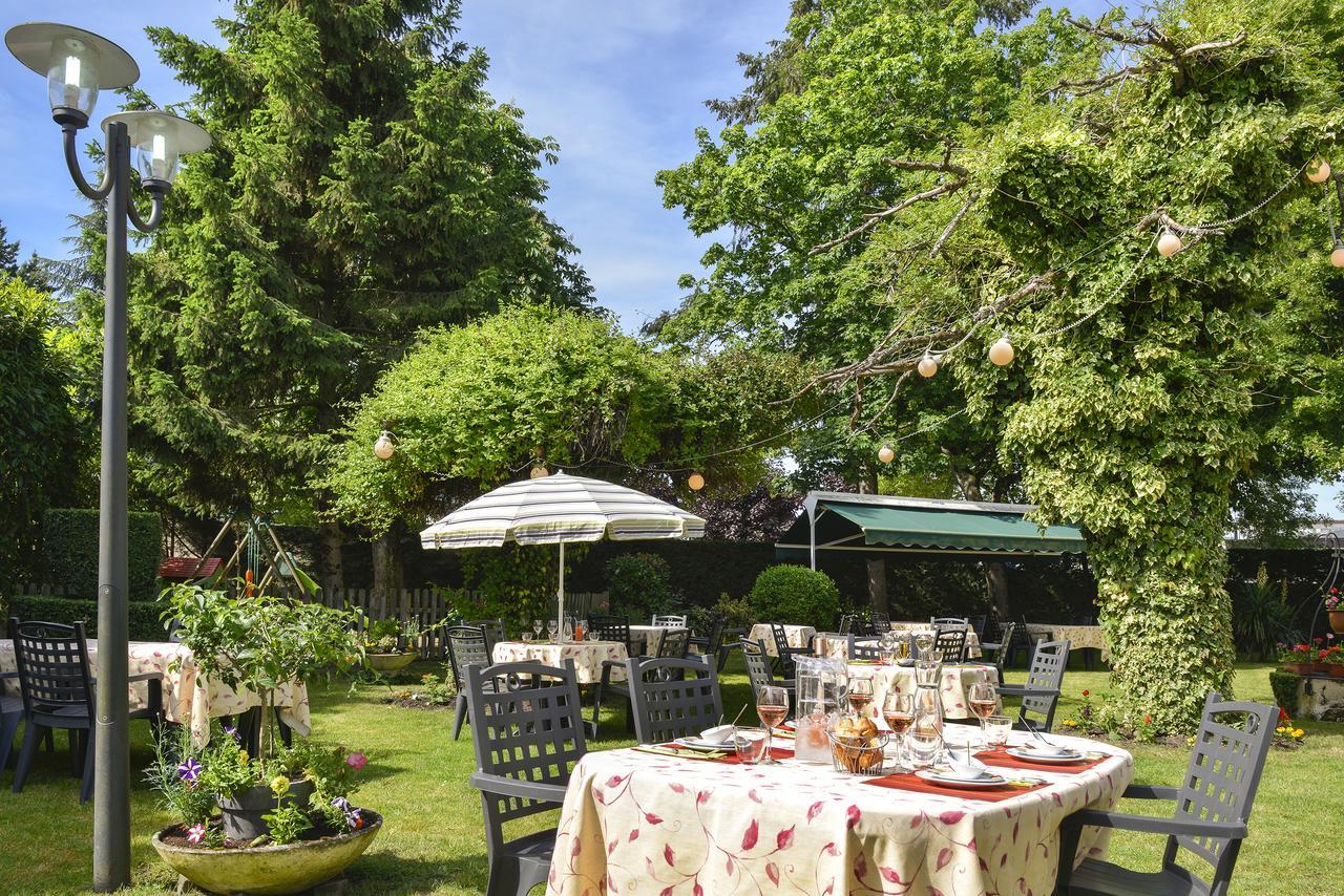 Logis Hotels Restaurant Le Dauphin Salbris Esterno foto