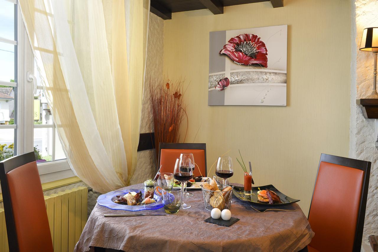 Logis Hotels Restaurant Le Dauphin Salbris Esterno foto
