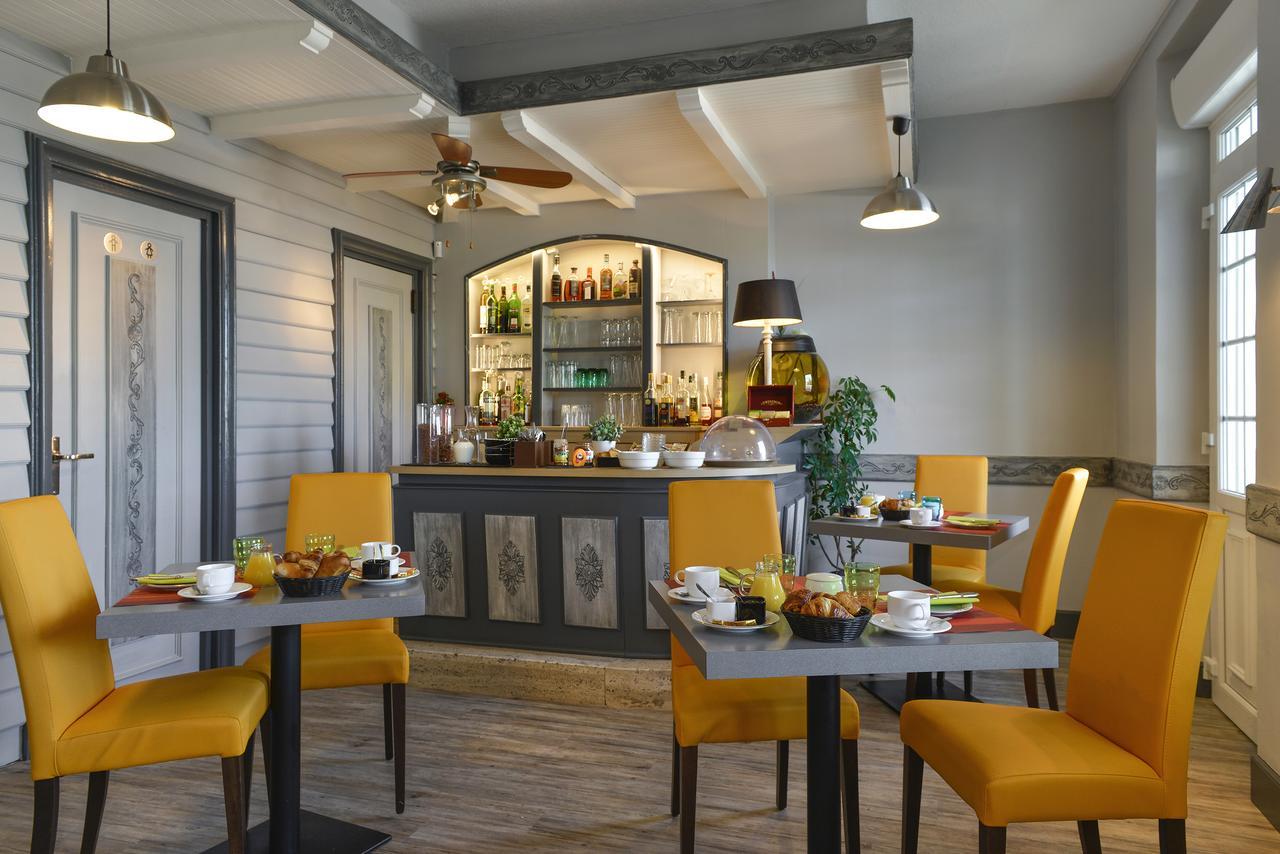 Logis Hotels Restaurant Le Dauphin Salbris Esterno foto